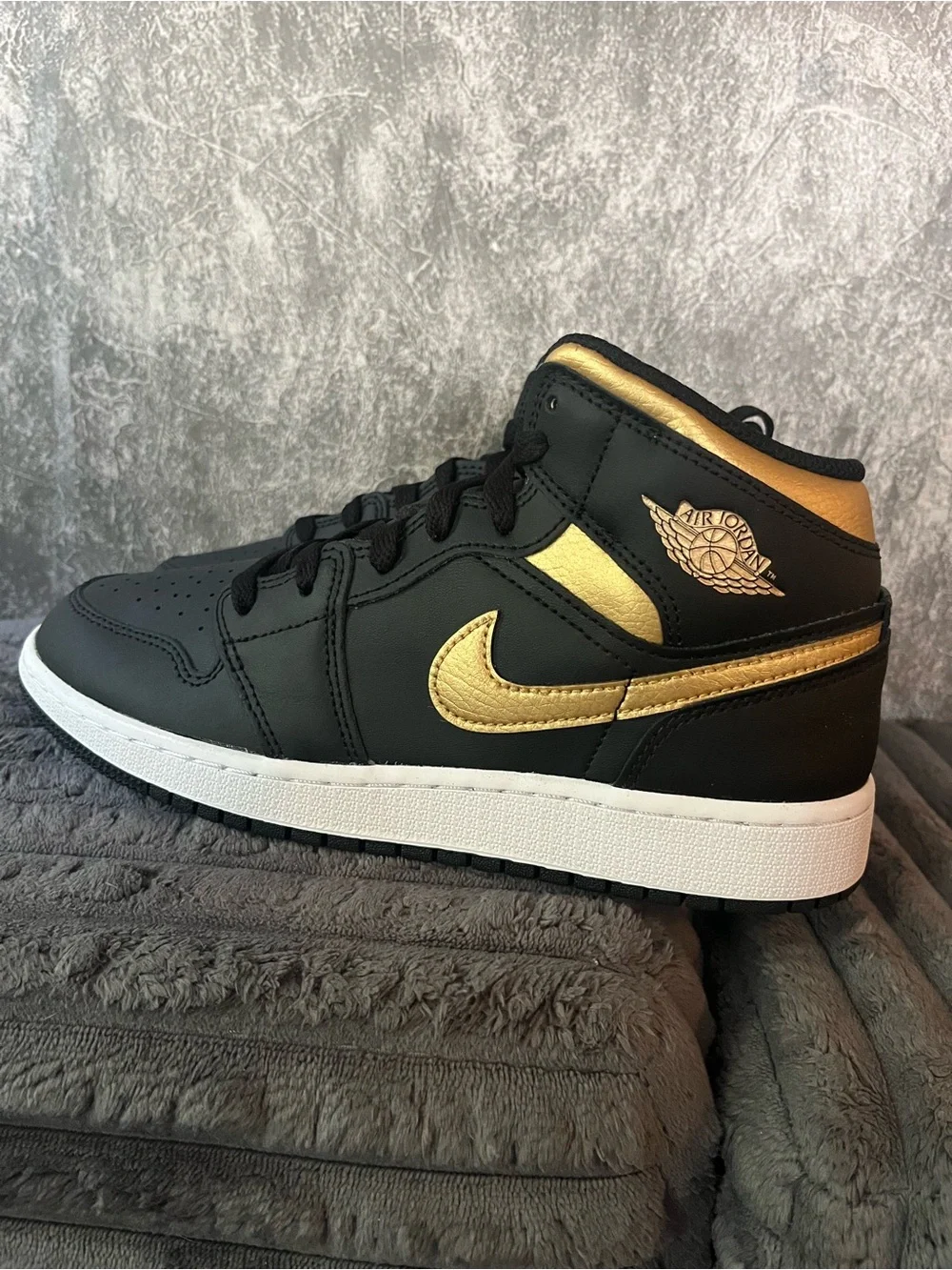 Air Jordan 1 mid GS 6.5 youth 8 women black gold NEW